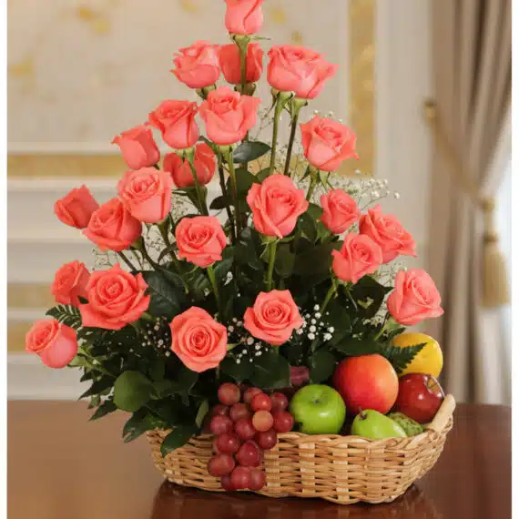 Arreglo Floral ABRAMIO: Cesta de Rosas Salmón y Frutas Frescas Elegante cesta de regalo con rosas salmón frescas, uvas rojas, manzanas verdes y rojas, peras y limón, ideal para ecommerce.