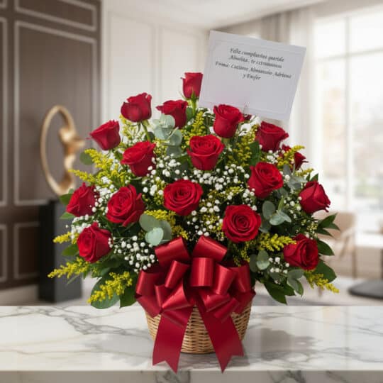 Arreglo floral Escarlata con rosas rojas vibrantes, follaje verde y flores blancas, presentado en una cesta de mimbre con un