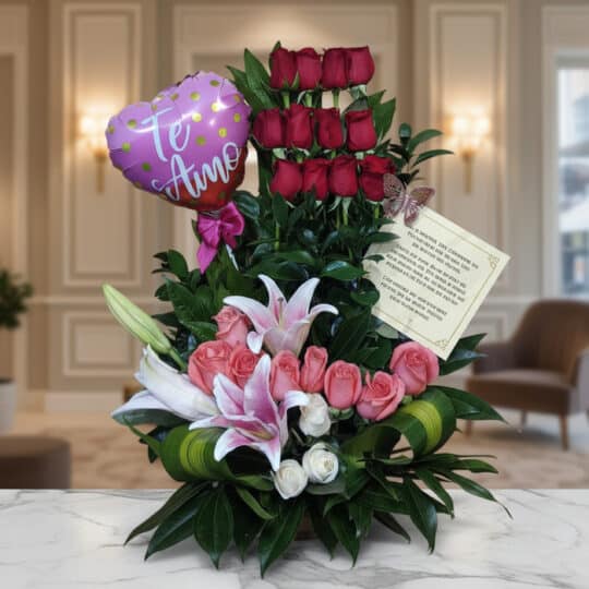 Arreglo floral exótico primaveral con lirios blancos y rosas rosadas, rosas rojas en la parte superior, globo de corazón 'Te