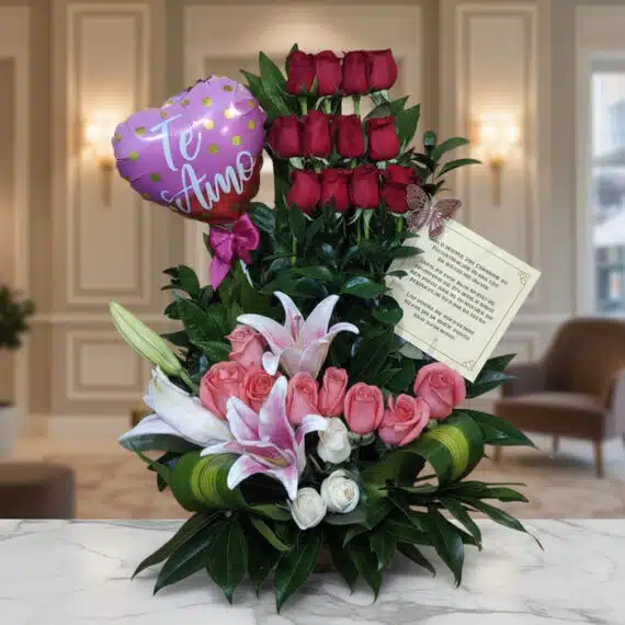Arreglo floral exótico primaveral con lirios blancos y rosas rosadas, rosas rojas en la parte superior, globo de corazón 'Te