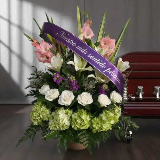 Arreglo floral fúnebre 'Te Fuiste' con lirios blancos, gladiolos rosados y hortensias verdes, adornado con una cinta morada d