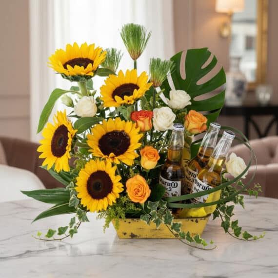 Arreglo Floral con Girasoles, Rosas y Cervezas Corona para Regalo Arreglo floral vibrante con girasoles, rosas blancas y naranjas, follaje verde y tres botellas de cerveza Corona, ideal para