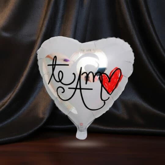 Globo metalizado en forma de corazón con la frase 'Te Amo' y un corazón rojo, ideal para expresar amor en cualquier ocasión e