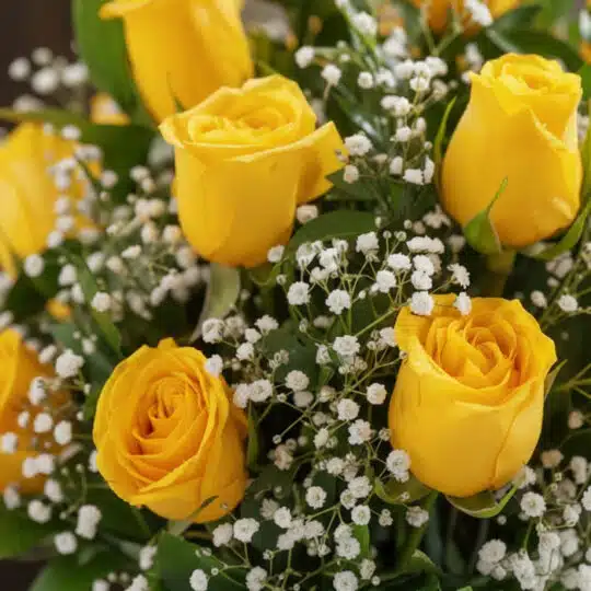 Primer plano extremo de un jarrón con 12 rosas amarillas, mostrando texturas hiperrealistas, gotas de rocío y colores vibrant