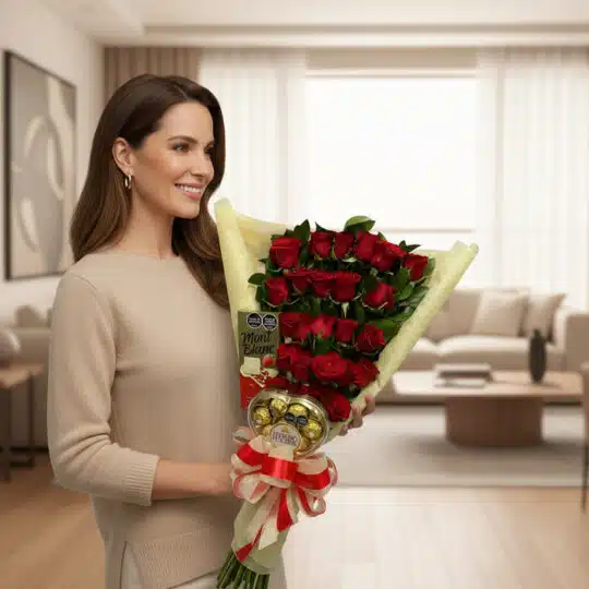 Mujer sonriente sosteniendo un gran ramo de rosas rojas envueltas en papel crema, con una caja de bombones Ferrero Rocher y u
