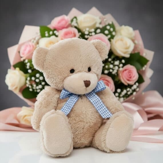 Oso de Felpa Miel con Ramo de Rosas Rosas y Blancas Oso de felpa color miel con lazo azul a cuadros, sentado frente a un elegante ramo de rosas rosadas y blancas, ideal para reg