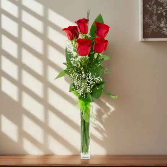 Arreglo floral Solitario con Rosas Marilyn en un jarrón de cristal, sobre una superficie de mármol pulido, con un fondo elega